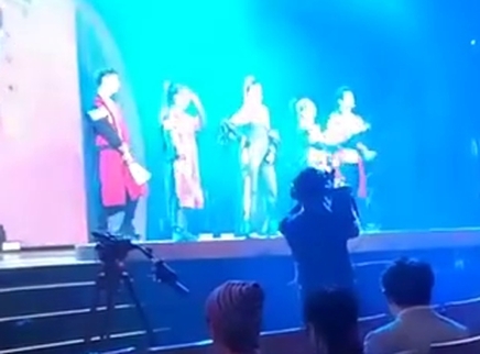 娱乐新鲜爆 李宇春周笔畅世纪同框