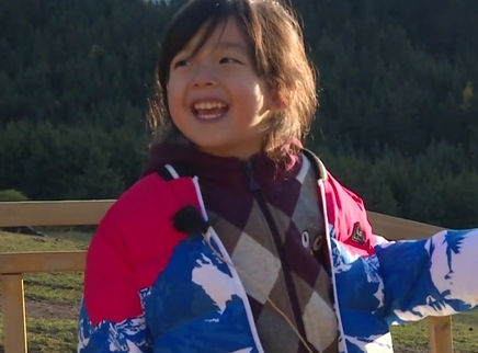 爸爸带娃记 小泡芙草场漫步美成小仙女