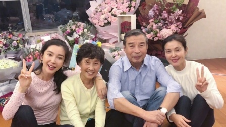 土豆娱乐快报 2018 2月 李冰冰晒生日全家福超甜 画面温馨