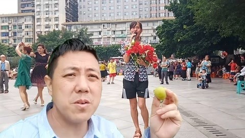 唱罢吹灯 广场舞就服这四川大爷，360度转圈圈，好嗨的节奏停不下来