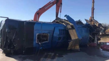 河北通勤班车坠河 河长称该地此前不让通行