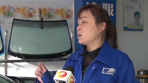 播报多看点 海浪不敌极寒天气瞬间冰冻