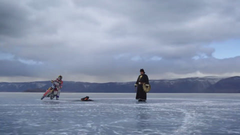 震撼，摩托车手挑战贝加尔湖