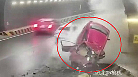 济南一轿车隧道变道撞向墙体，致2人死亡