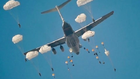 环球火力点 俄军运输机空投千名伞兵