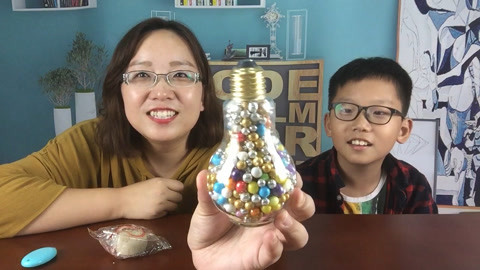 梁小轩和轩妈试吃各种美食 试吃“灯泡钢珠糖”