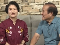 女嘉宾接受男士表白 老年生活丰富多彩