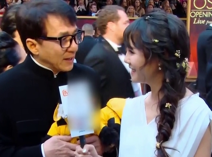 娱乐急先锋 成龙带熊猫玩偶亮相萌气十足