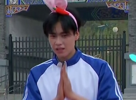 胡一天校服装再现“小美好”