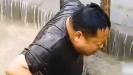 @所有人 大雨导致排水渠被堵，村支书潜入涵洞清理堵塞口