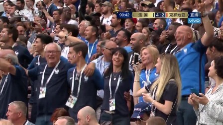 【花絮】法国球迷欢跳庆祝 德尚仍挥手指挥毫不放松