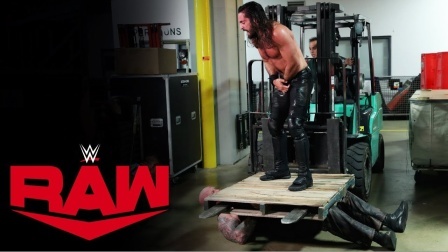 WWE RAW 2019 【RAW 10/28】最后站立者赛，赛斯罗林斯动用叉车，压得罗旺无法动弹