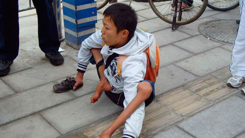 语众不同 丐帮帮主将孩子打残乞讨