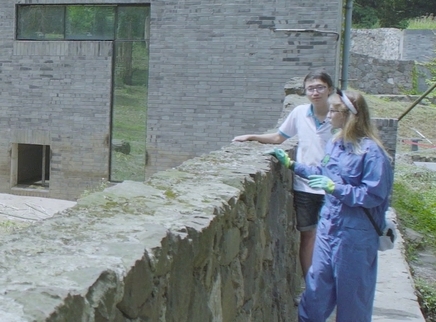 俄罗斯女孩体验熊猫铲屎官