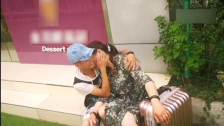 青蜂侠 母亲突发心脏病  高二男生将妈妈搂入怀中