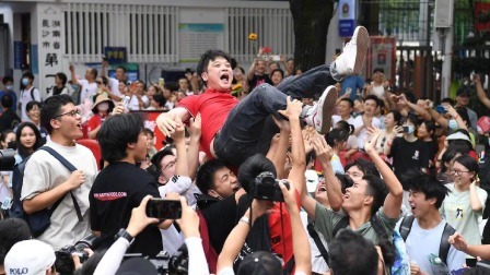 体育show 高考生后空翻炫出考场，一个比一个高难度