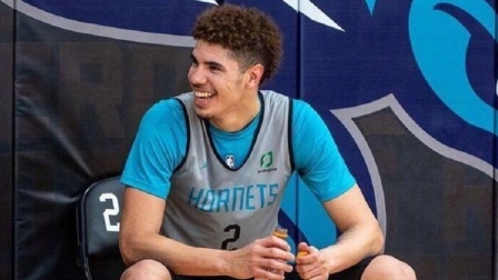 NBA热辣资讯 三球命中三分后跟队友庆祝！球迷：你看清是谁被三球扇耳光了吗？