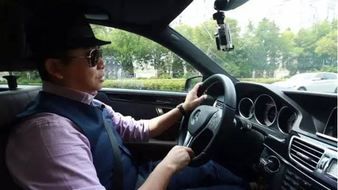 新闻雅痞 忠于内心；一路奔驰