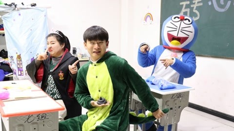 冬冬一直放屁不止，小晴自制“粘土粑粑”套路他，吓得他拔腿就跑