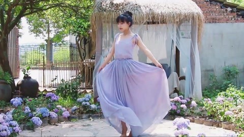 李子柒古香古食 用葡萄皮给自己做件衣服