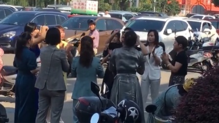 数名女子站在街头大喊：我是最不要脸的人