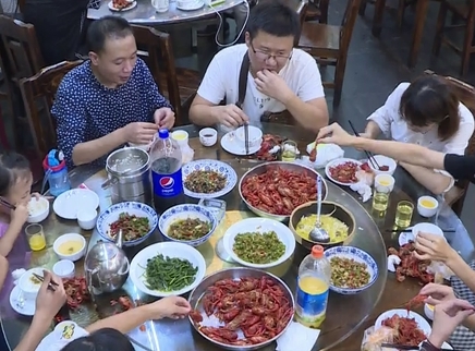 娱乐急先锋 小龙虾成夏季热销单品