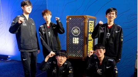 体育24小时速递 EDG夺冠瞬间队友激动相拥 领奖时集体捧杯