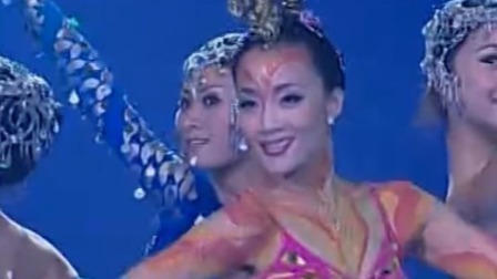 央视2005春晚 赵丽萍等舞蹈《年年有余》，舞姿优美庆丰收