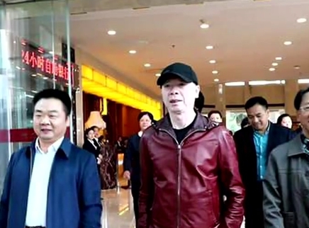娱乐急先锋 导演冯小刚夫妻俩回湘潭老家