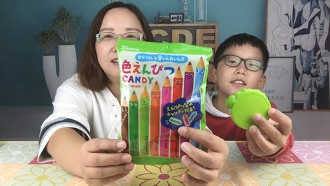 梁小轩和轩妈试吃各种美食 试吃奇葩的“粉笔糖”