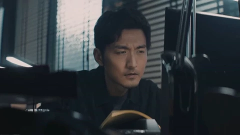 山峰发现张汉年惊慌失措的从老谢店里逃出来