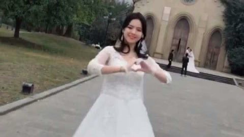 李一檬EMOO 双胞胎妹妹出嫁姐姐献花