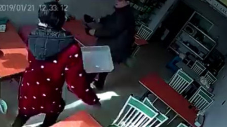大黑牛追着女子冲入店内，两人被撞倒在地