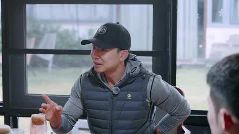 刘畊宏讲解骑行酸痛的区别 成员集体做手工