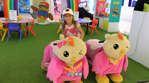 苏菲亚在科技馆玩的很开心