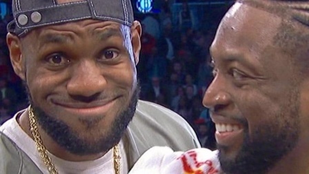 NBA球星搞笑救球，一不小心就与球迷亲密接触