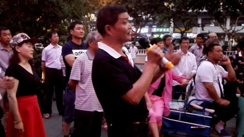唱罢吹灯 大叔伤心演唱今夜你和谁约会