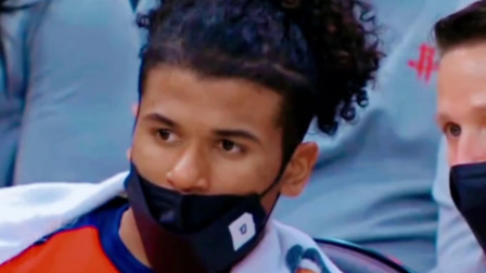 NBA热辣资讯 杰伦格林场下不忘和教练讨论比赛！这才他该有的样子！
