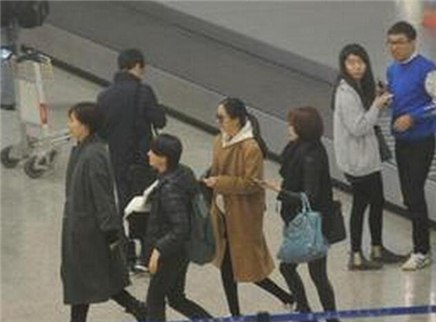 娱乐急先锋 杨幂机场与助理走失