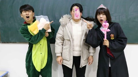 老师突然变得很偏心，小美发现端倪，原来是中了“偏心卡”