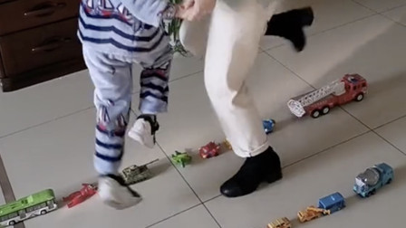 娘俩跳的还是很有默契的和孩子一起玩