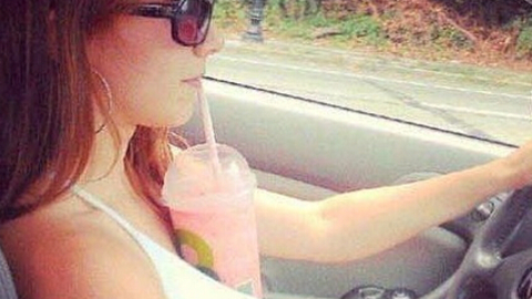 欢乐囧图 开车时杯子的正确放法