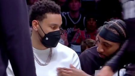 NBA热辣资讯 笑疯了！西蒙斯惨遭新队友调戏：你这大金链子是真的吗？