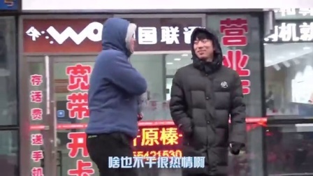 小罗恶搞 2017 男子假借问路趁机与美女合影 10