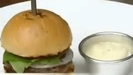 人气美食 汉堡吃出淑女范