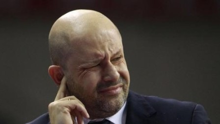 希腊光头教练真真假假 北京队假落位真牛角战术学习一下