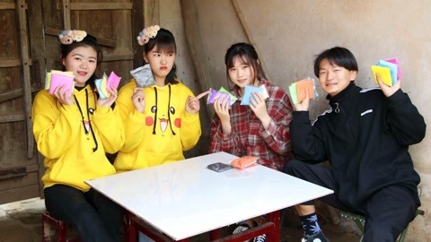 美女家务事 玩“火车往哪开”赢粘土