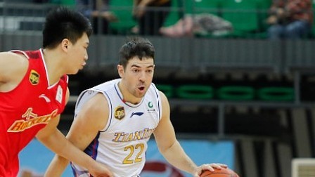 CBA 18/19赛季 天津VS八一第二节：罗切斯特运用个人能力投中三分，天津60-54八一
