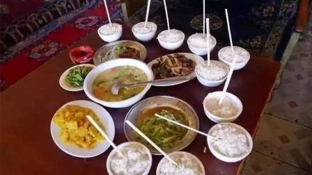 吃饭时，为什么筷子不能竖着插在饭碗中间?