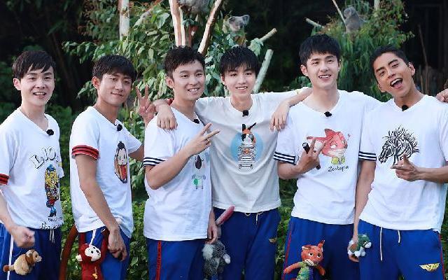 高能少年团 《高能少年团》第10期：王俊凯为“颜控”小象朱莉洗澡 竟遭管理员起哄：亲一个